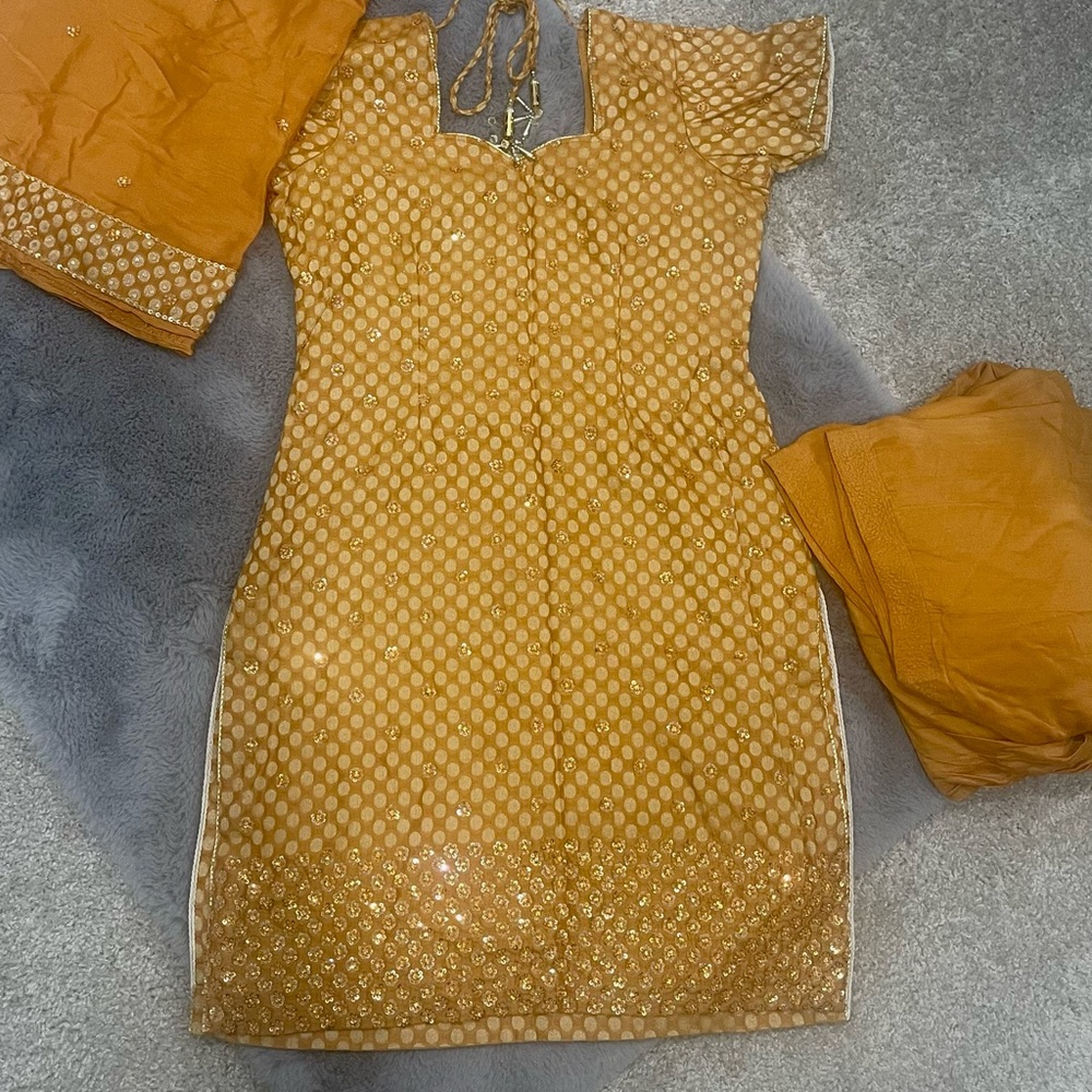 Salwar suit - medium size - excellent condition